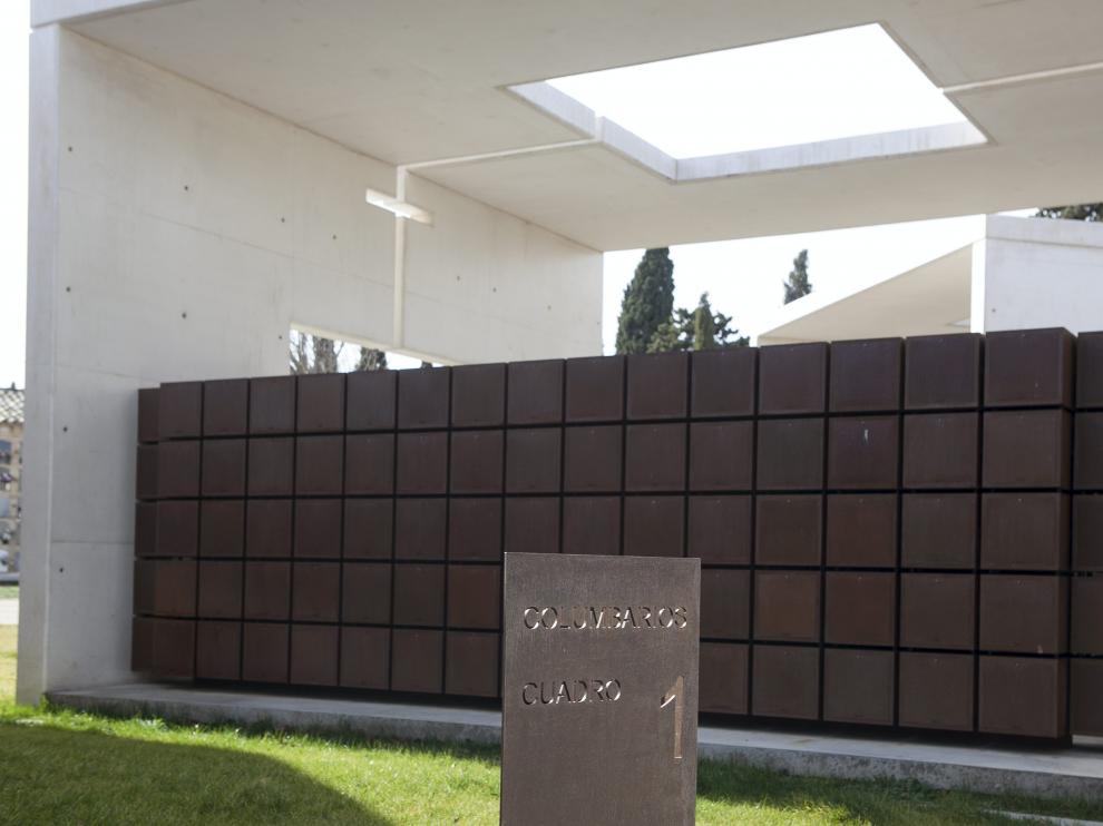 Columbarios para urnas con incinerados en Torrero.