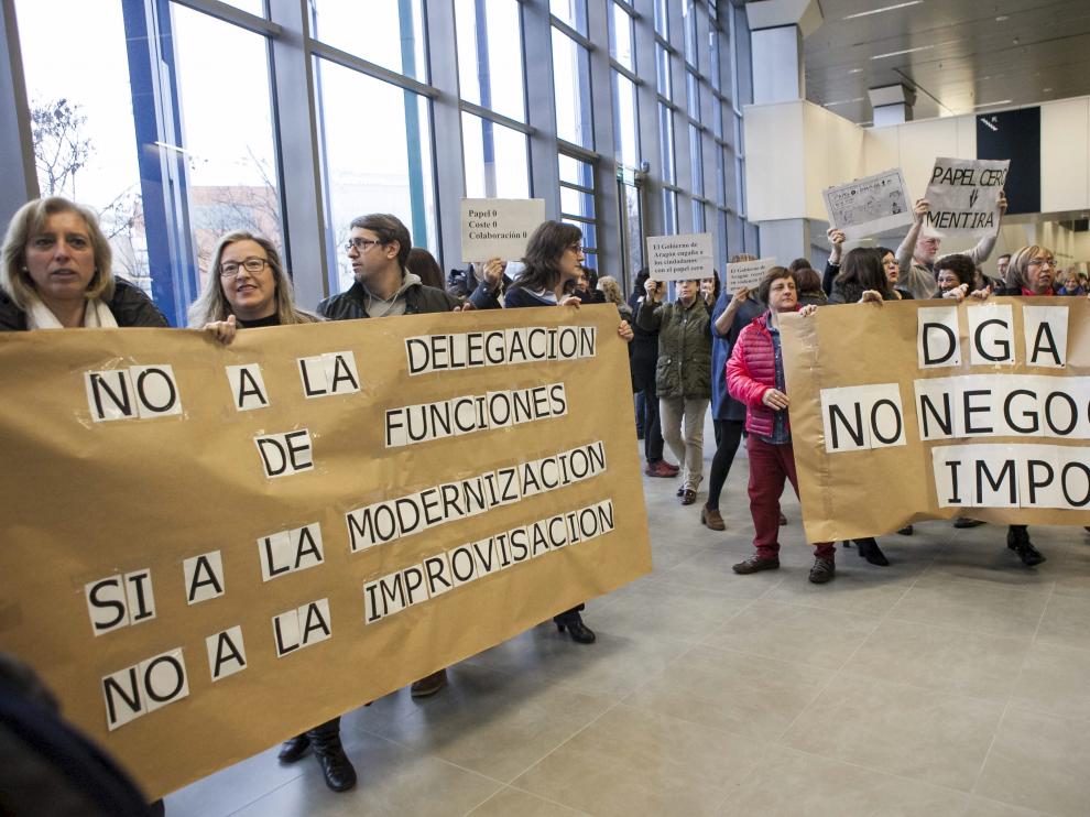 Un momento de la concentración llevada a cabo ayer en la Ciudad de la Justicia.
