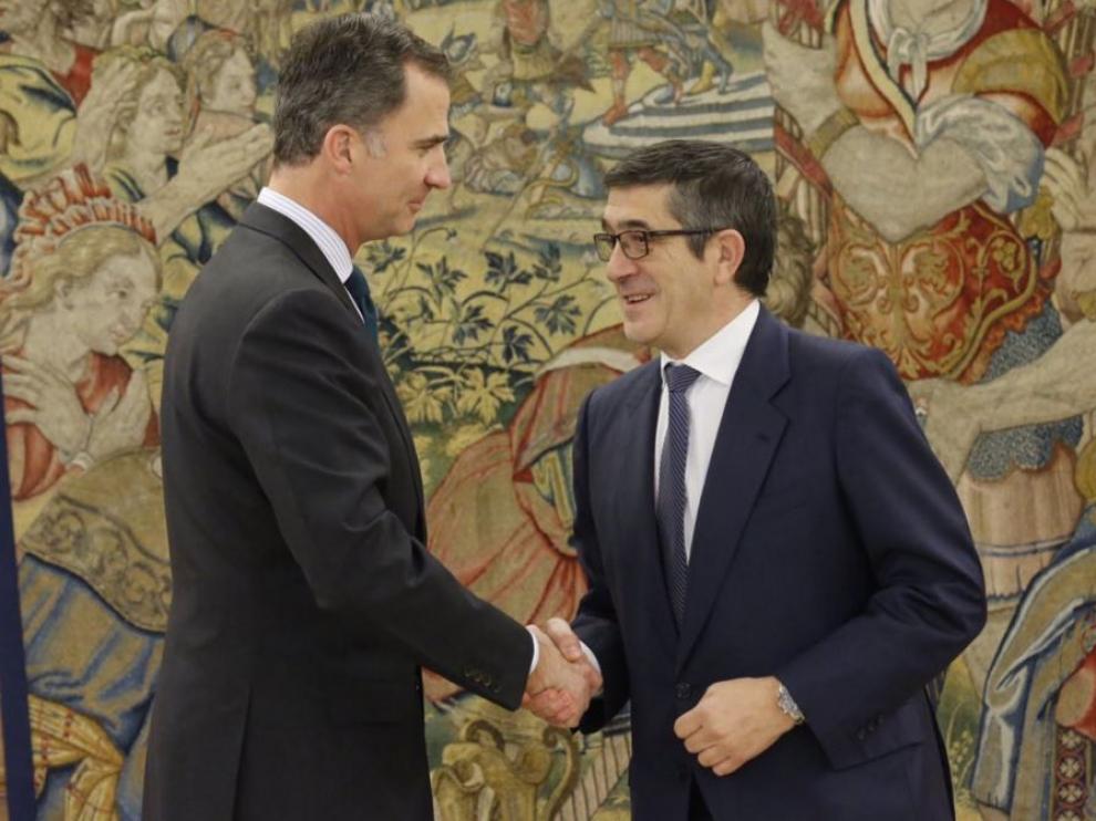 El Rey saluda a Patxi López, en una foto de archivo.