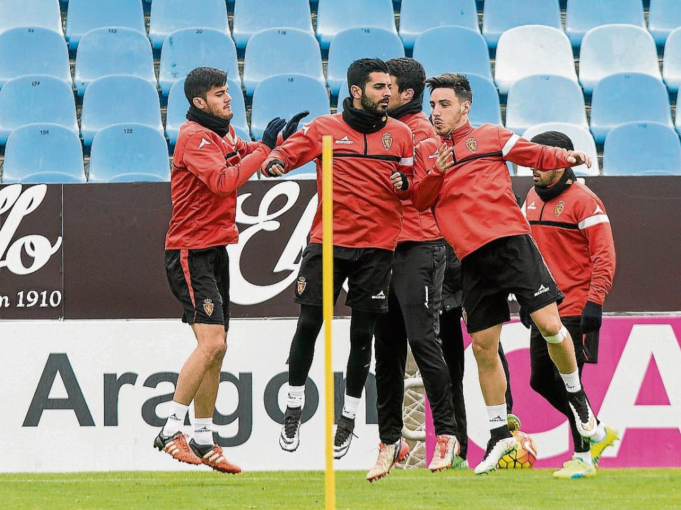 Los futbolistas del Real Zaragoza en un entrenamiento en La Romareda.