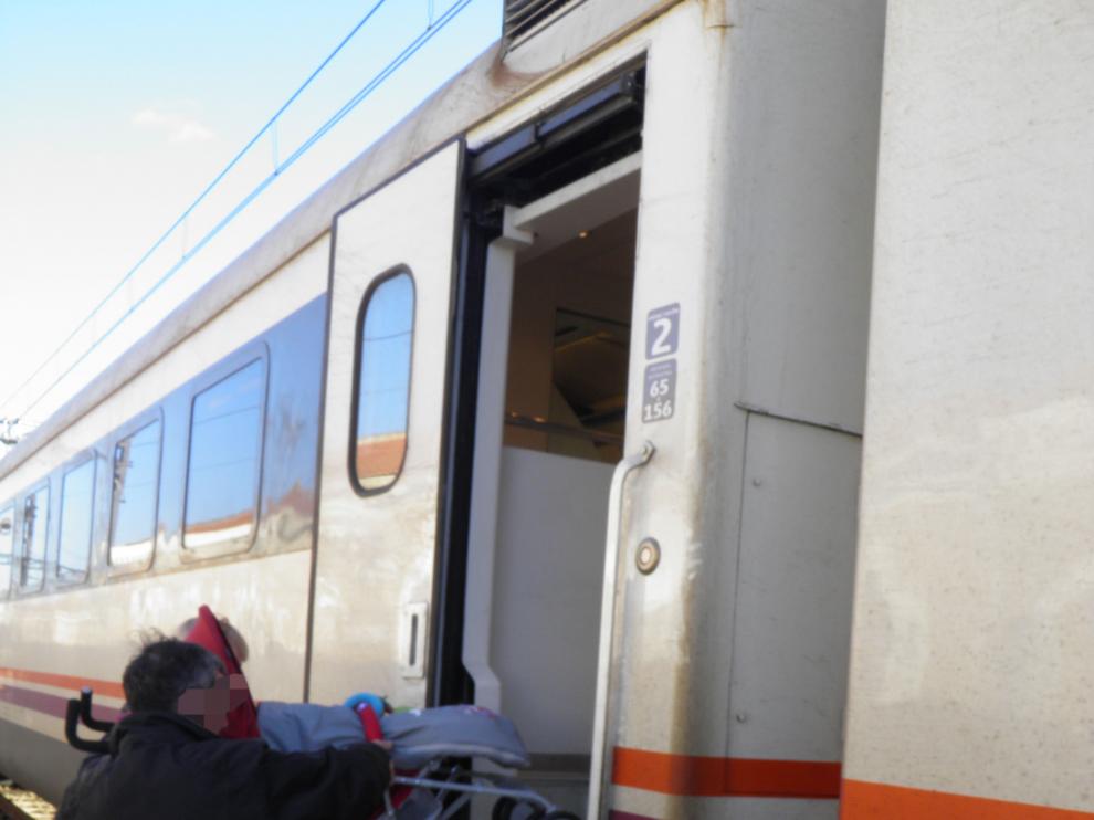 Subir un carrito al tren es una operación complicada en la estación de Casetas