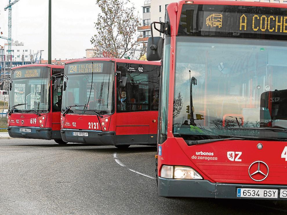Tres autobuses se dirigen a las cocheras de la carretera de Castellón durante la huelga, imagen de archivo.