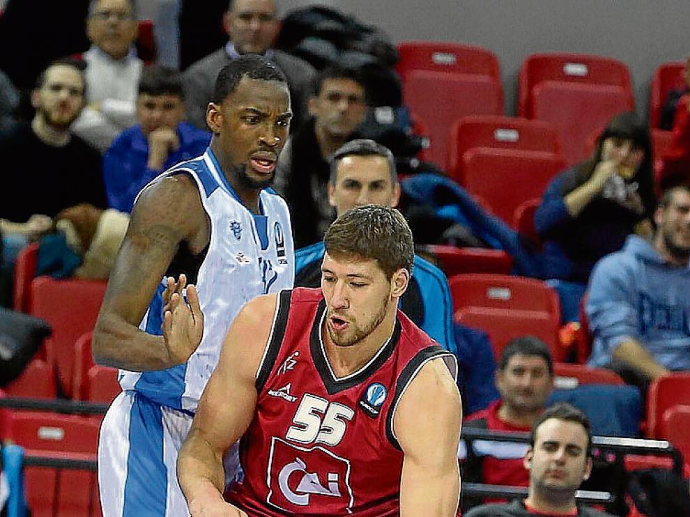 Kravtsov postea defendido por Varnado, del Sassari.
