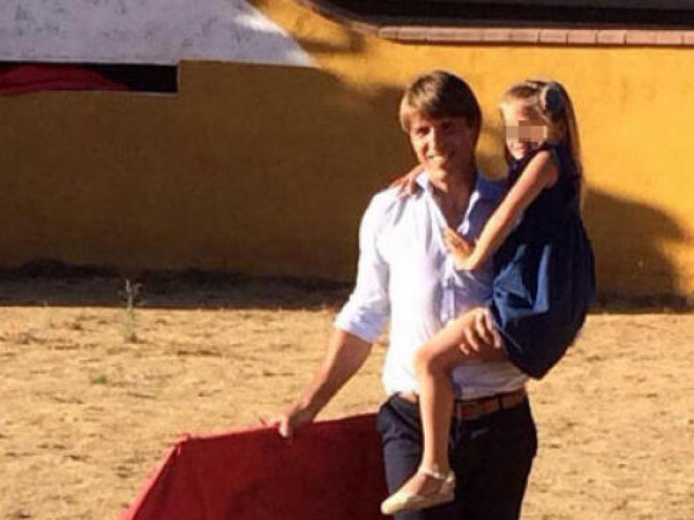 El Cordobés, junto a su hija en una plaza de tientas.