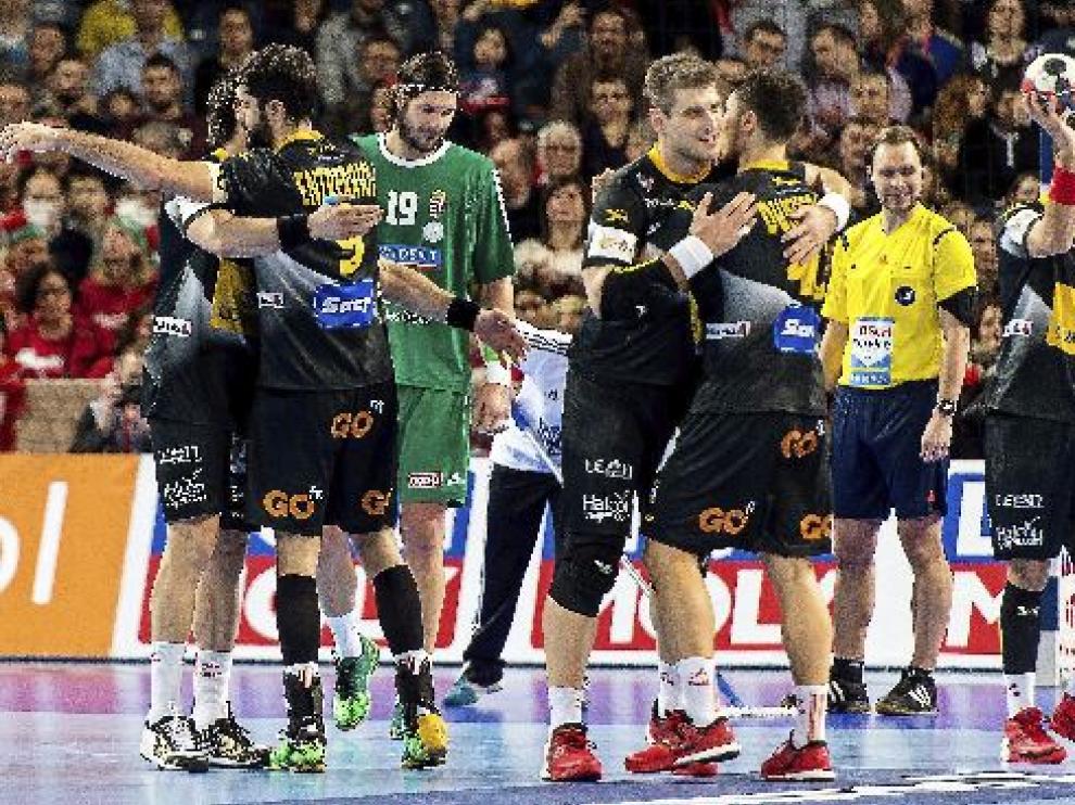 Los jugadores del equipo español celebran la victoria contra el Hungría.