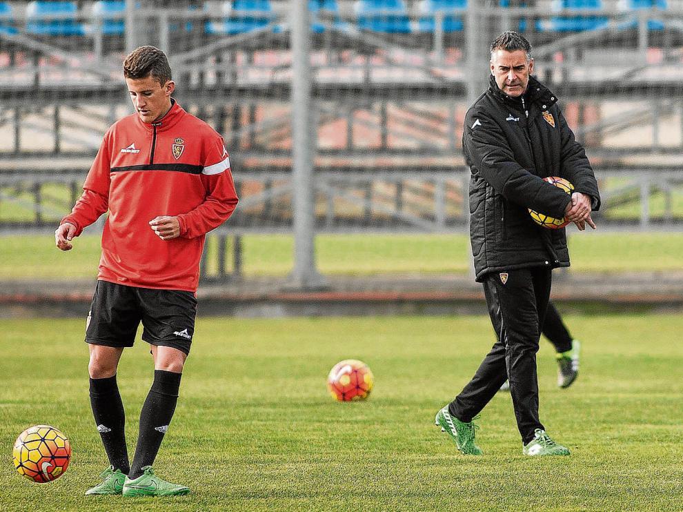 Carreras, en un entrenamiento, con Carlos Nieto en primer término.