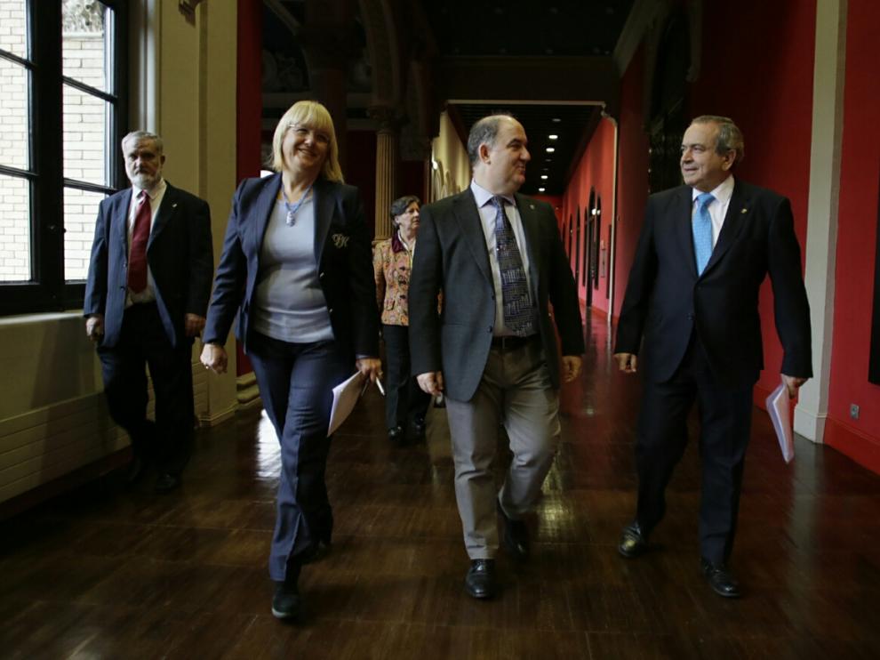 La vicerrectora Pilar Zaragoza, con el director del ICMA y coordinador del proyecto, Javier Campo, y el coordinador nacional del CSIC, Emilio Lora-Tamayo.