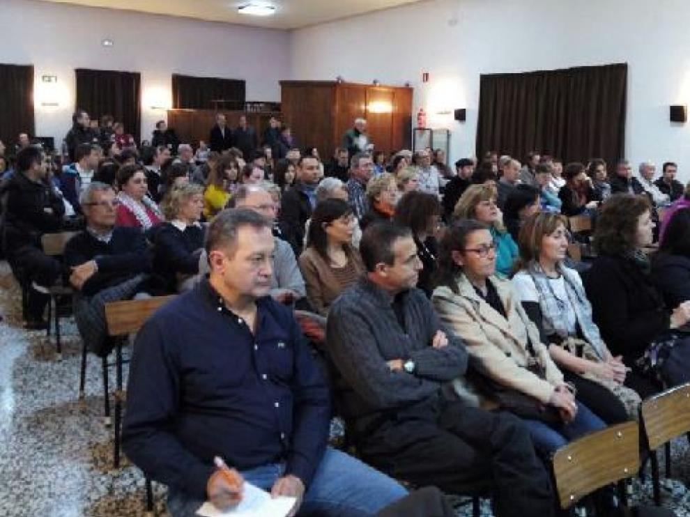 Un centenar de personas acudieron ayer a la reunión de la Plataforma en Defensa del Hospital.