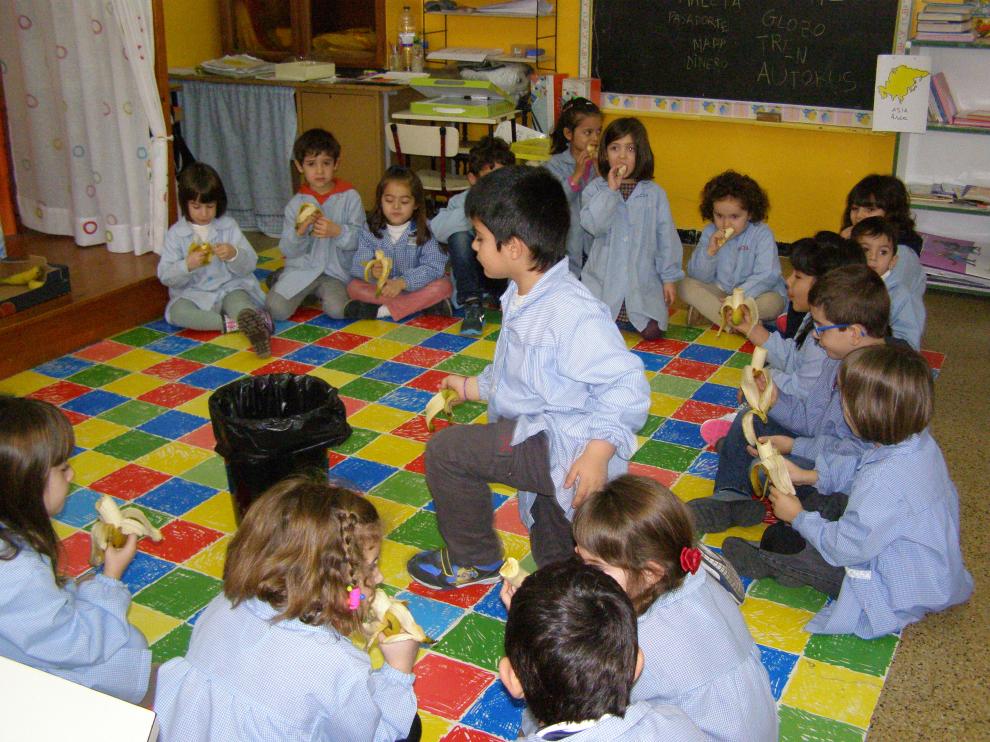 Alumnos de Educación Infantil almorzando plátanos en clase.
