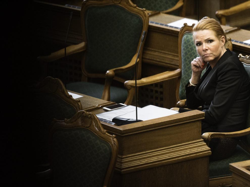 La ministra de inmigración e integración, Inger Stojberg, escucha el debate en el Parlamento danés en Copenhague