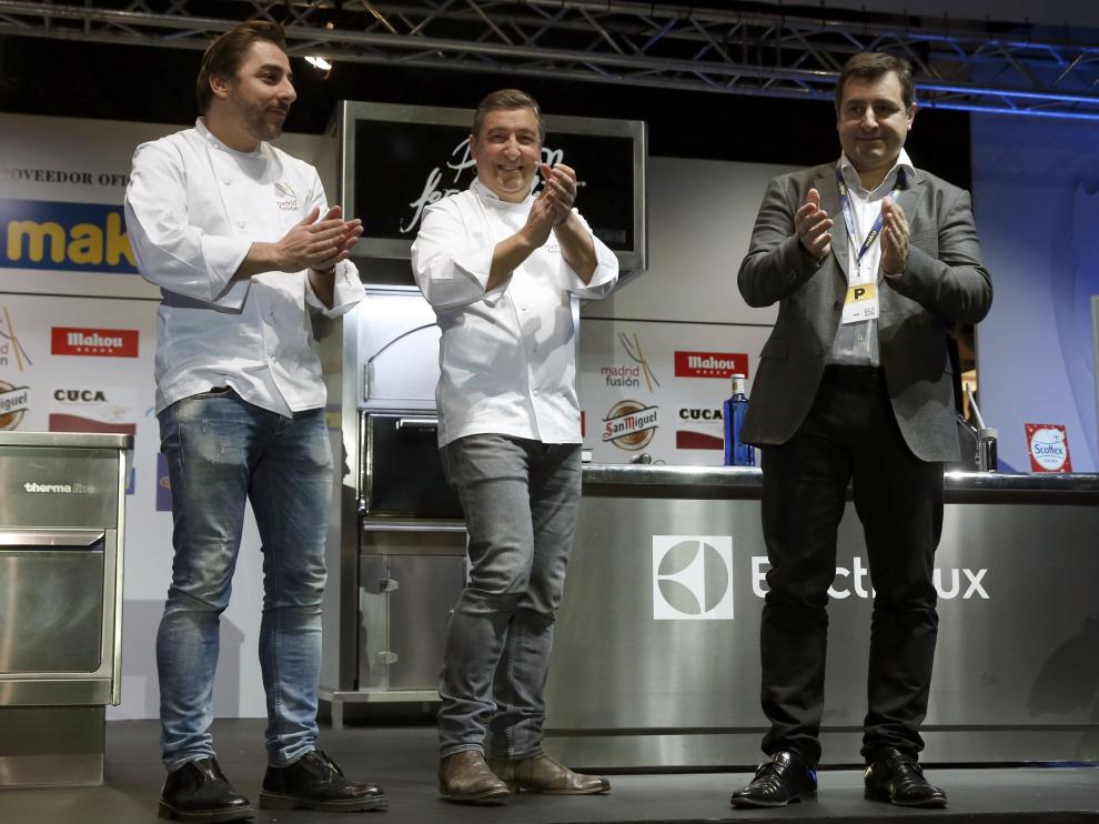 Los hermanos Jordi Roca (i) y Josep Roca (d) asisten a la ponencia de Joan Roca, en el centro.