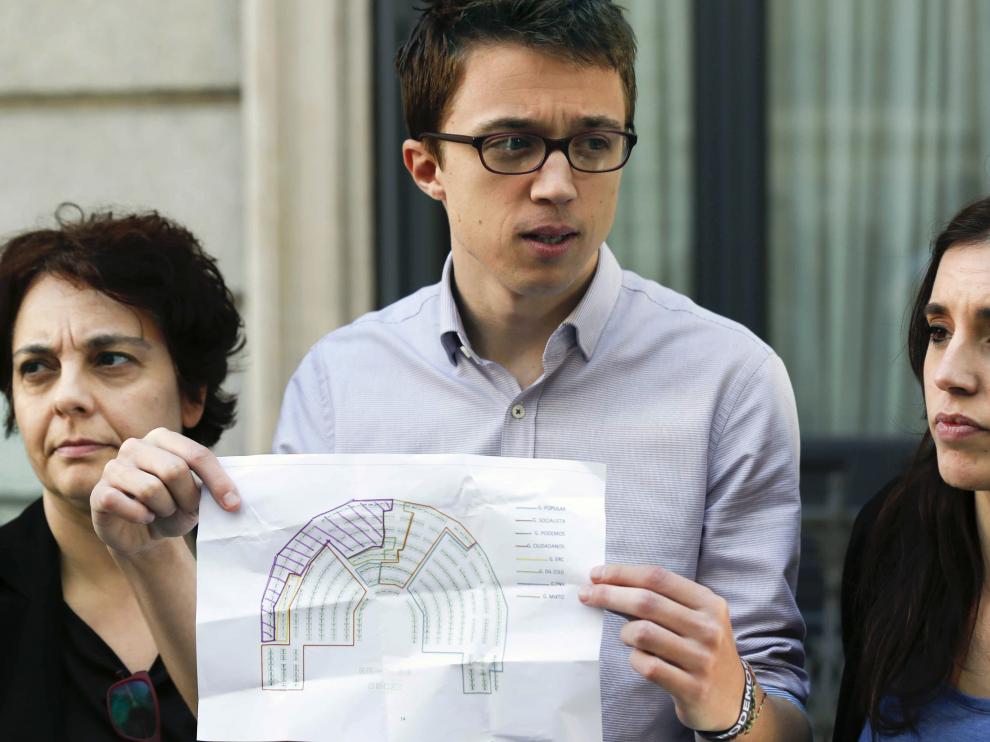 Errejón protesta por la ubicación de Podemos.