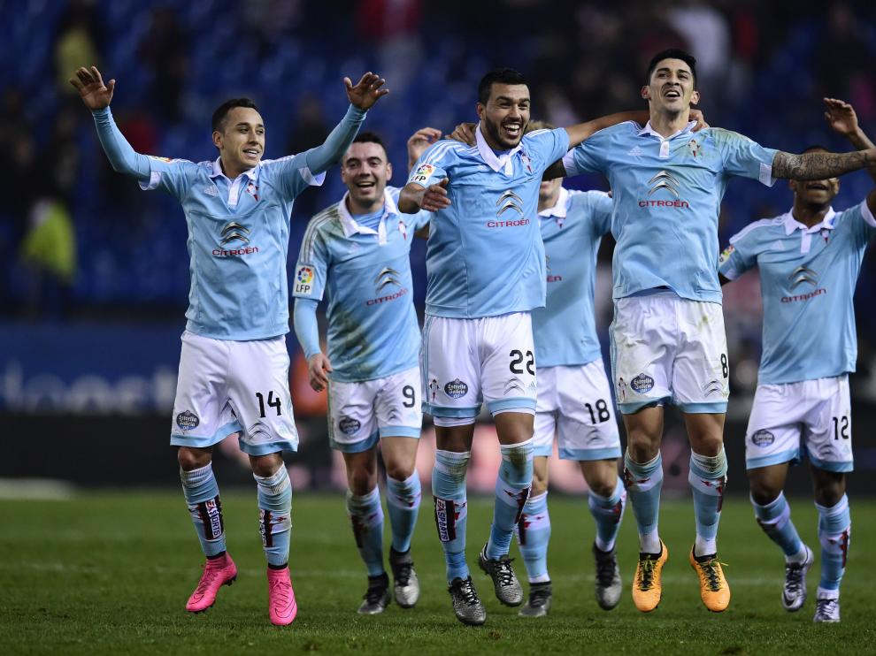 Los jugadores del Celta sobre el césped del Calderón.