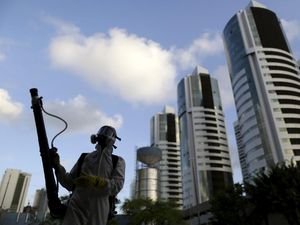 Un trabajador municipal luchando contra el zika en un vecindario de Brasil.