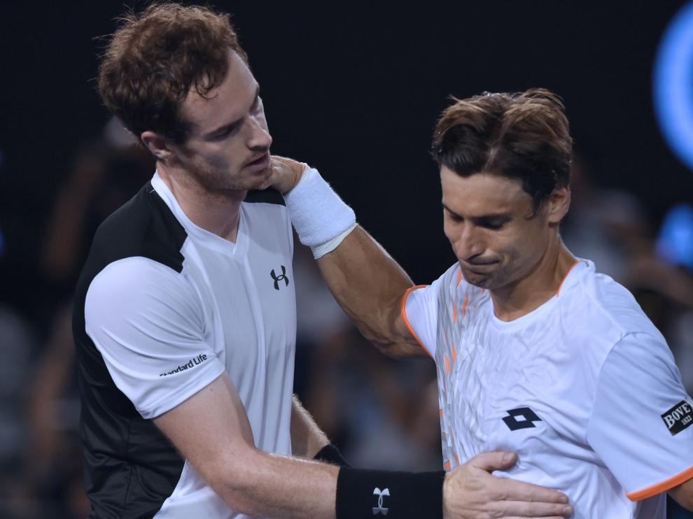 Murray trata de animar a Ferrer tras el partido