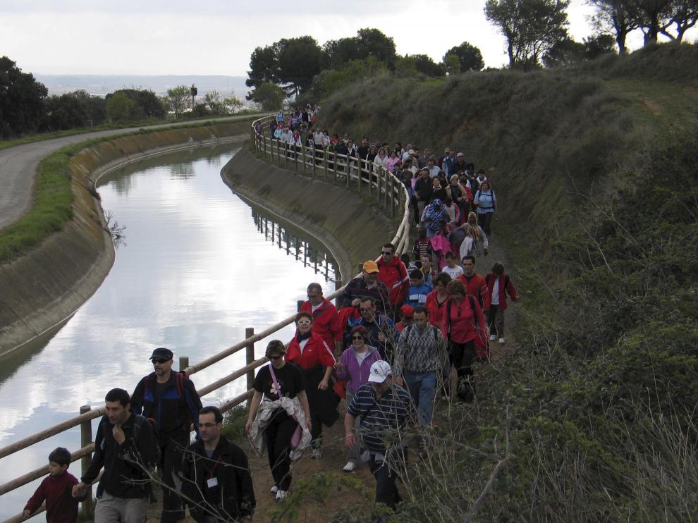 Un grupo de senderistas avanza por el Camino Natural de la Sierra de San Quílez.