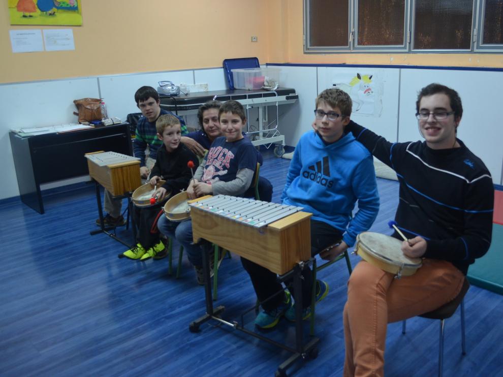 Una clase de música en el centro Down Huesca en Barbastro. JLP.