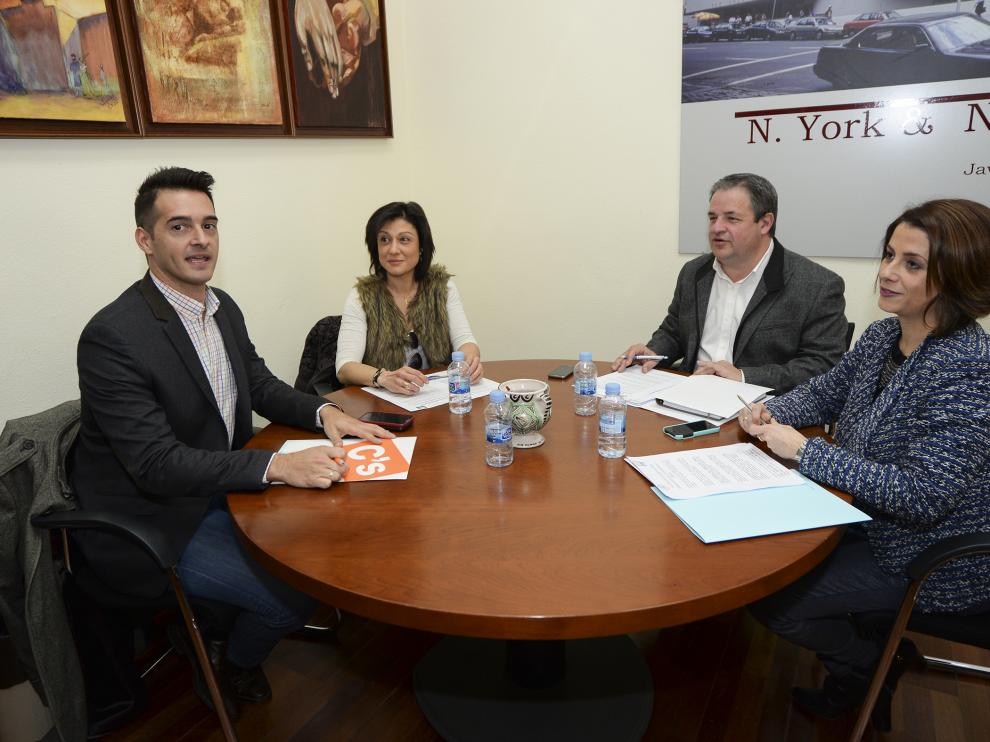 De izquierda a derecha, Ramón Fuertes (C's), Loreto Camañes (C's), Jesús Fuertes (PP) y Emma Buj (PP), durante la reunión para ultimar el acuerdo de investidura de Buj.
