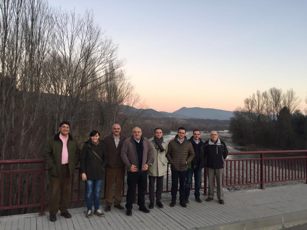 Xavier de Pedro (quinto por la izqueirda) junto a alcaldes y concejales del PAR de las cuatro comarcas pirenaicas, reunidos esta tarde en Aínsa