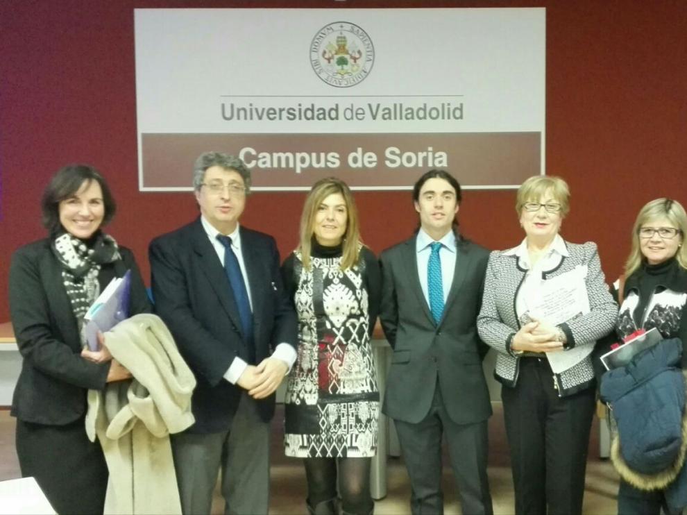 Carlos Moro Lagares, en el centro de la imagen, defendió su tesis en la Facultad de Fisioterapia del Campus de Soria
