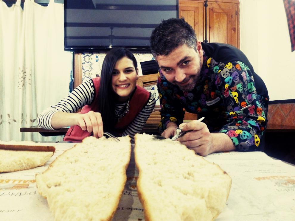 De izda. a dcha., Sara Rial, del obrador familiar El Gallego, en Cuarte de Huerva, y Cristian Yáñez, chef de La Ternasca, preparan la masa del roscón solidario.