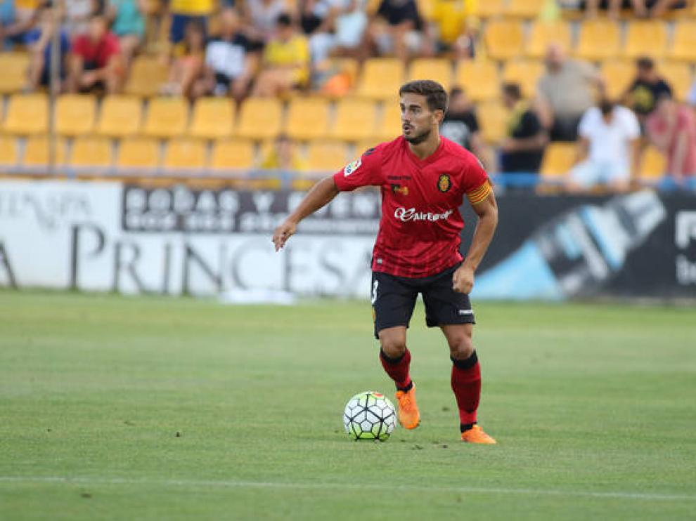 Javi Ros controla un balón con el Mallorca.