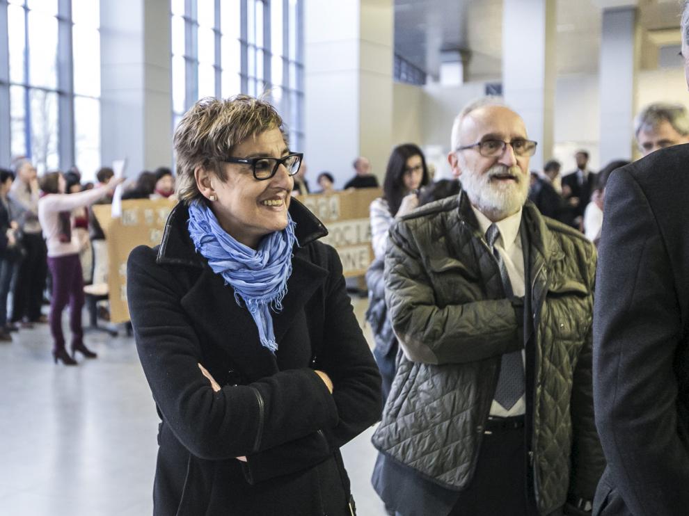 La exalcaldesa de La Muela, María Victoria Pinilla, con el arquitecto Francisco Núñez Castillo, este miércoles en los juzgados.