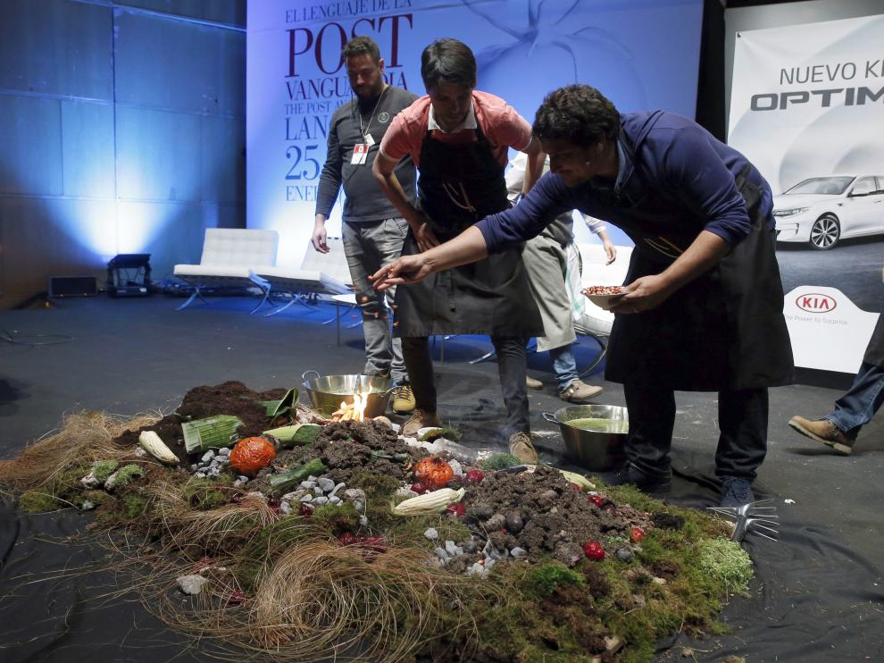 Los chefs Virigilio Martínez, Jorge Vallejo y Mauro Colagreco ejemplificando la cocina bajo tierra, una de las técnicas culinarias en peligro de extinción.