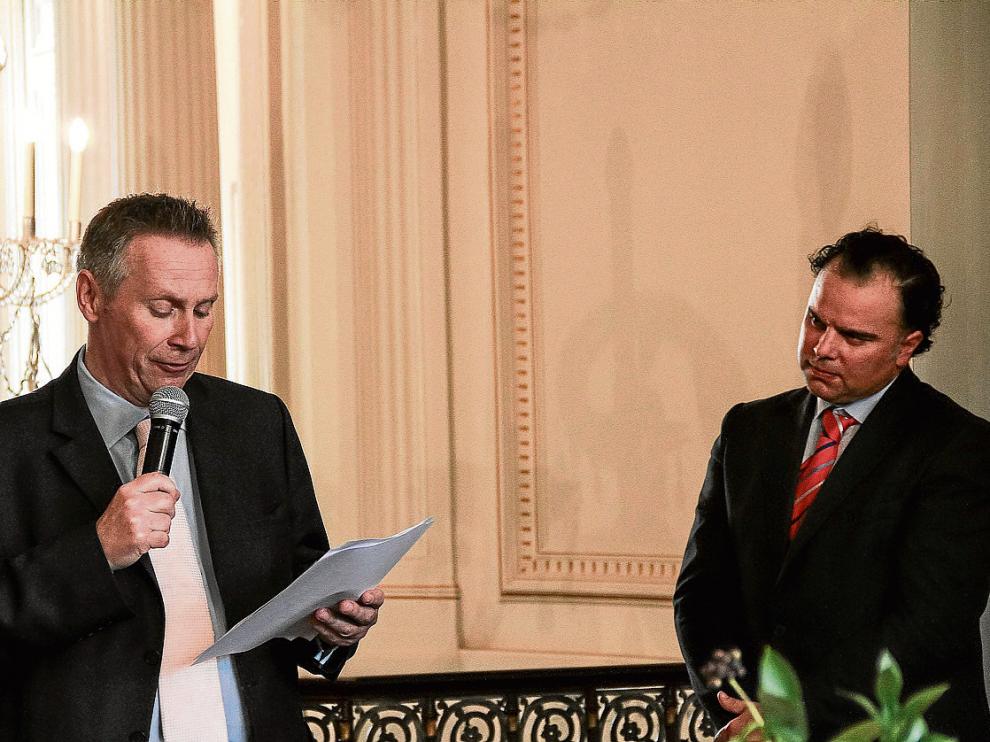Fernando de Yarza derecha asumió la presidencia de News Media Europe. En la foto, con lord Black.