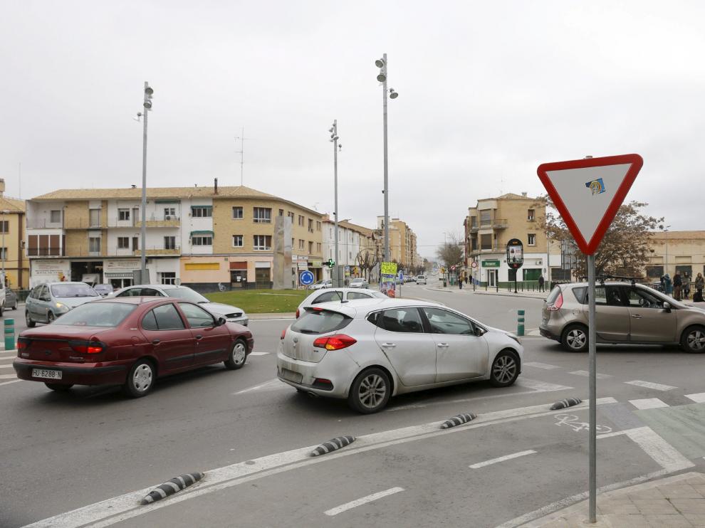 Cruce del paseo de Ramón y Cajal con la avenida de Danzantes en la rotonda elíptica.