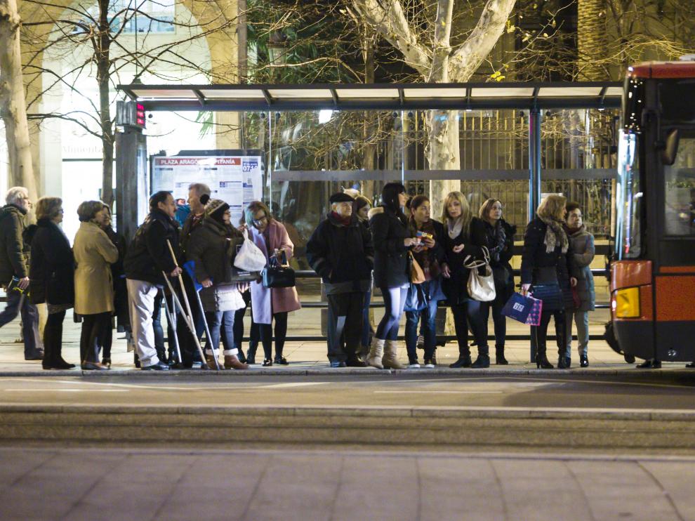 Decenas de personas esperaban ayer en la plaza de Aragón la llegada de los buses en el horario vespertino de paros del servicio.