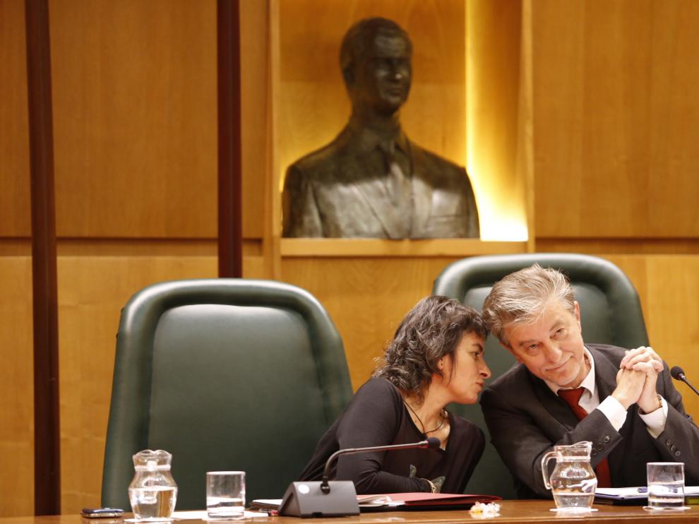 Luisa Broto y Pedro Santisteve, en el pleno celebrado este jueves en el Ayuntamiento de Zaragoza.