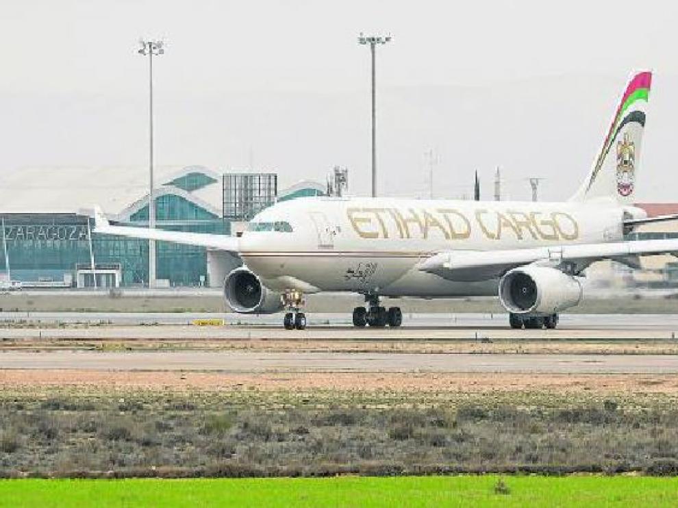 Un Airbus 330 de Etihad Cargo, antes de despegar con destino a Abu Dabi.