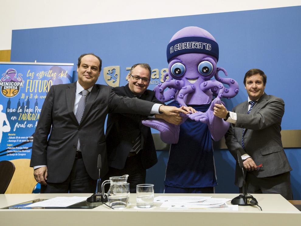 Jesús Aznar, Ignacio Blanco y Javier de la Chica, con la mascota Pulpiño, ayer en el Ayuntamiento.