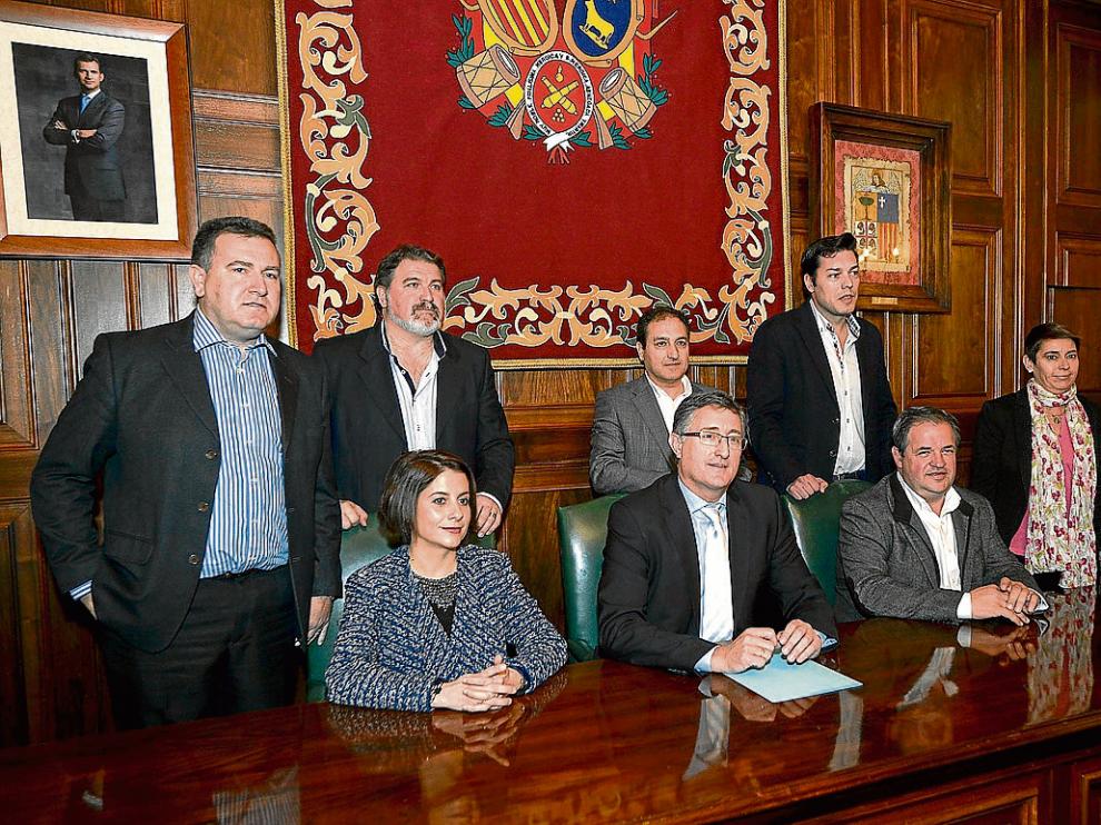 El Ayuntamiento, "en buenas manos". El alcalde de Teruel, Manuel Blasco, aprovechó su despedida arropado por los 7 concejales del PP para mostrar su respaldo al equipo de gobierno popular.