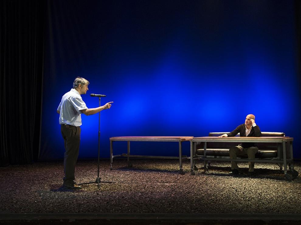 Diego Lorca interpreta al juez y Pako Merino da vida al resto de personajes sobre un escenario minimalista.