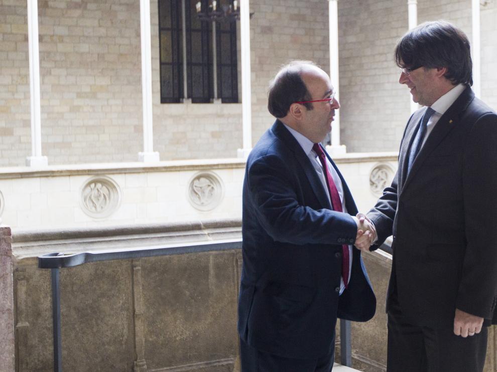 El presidente de la Generalitat, Carles Puigdemont, ha recibido hoy al primer secretario del PSC, Miquel Iceta