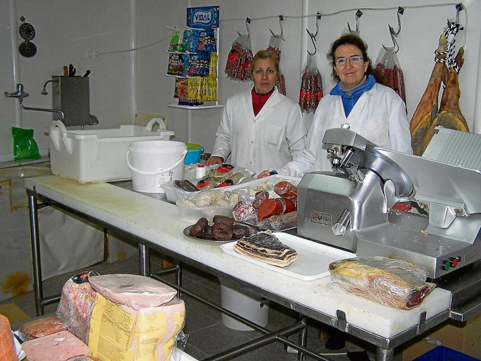 Las cuñadas Inés Canales y Marisol Perera, en el obrador habilitado estos días como tienda. á. g.
