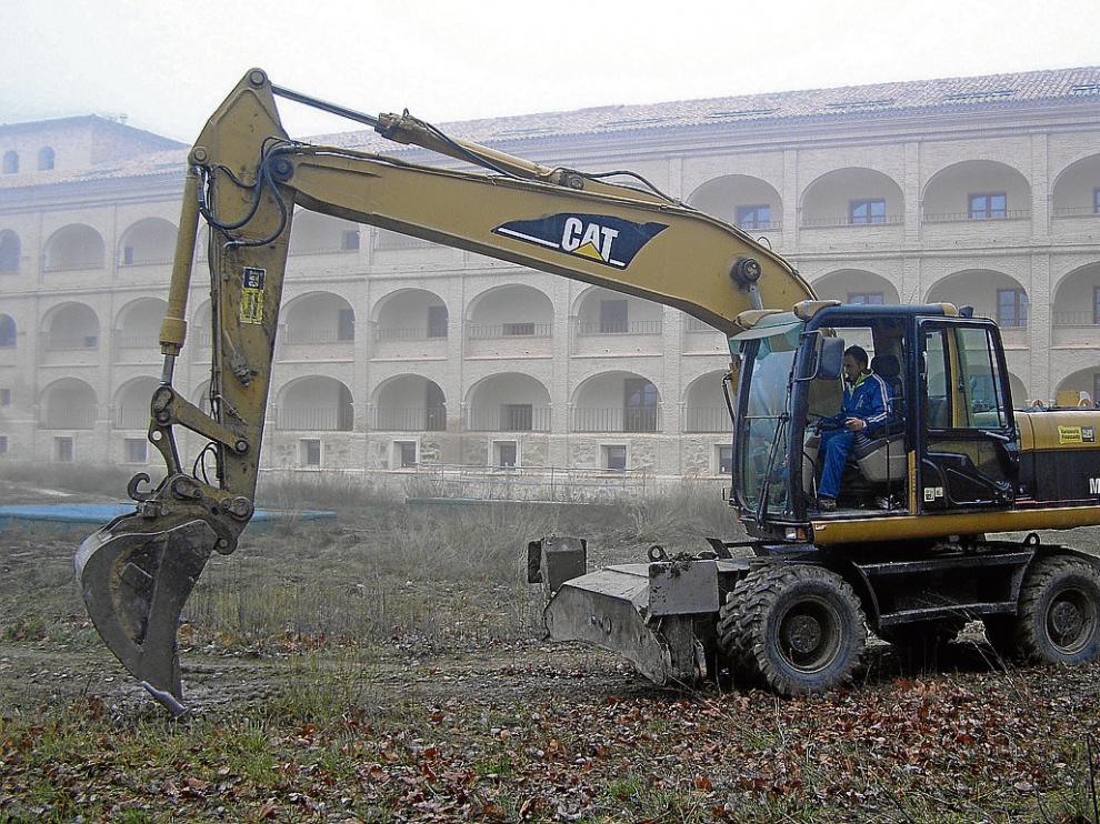Las máquinas comenzaron ayer a excavar en la explanada del monasterio.