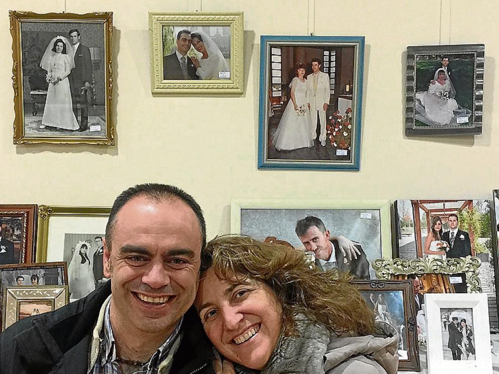 Héctor Felipe y Elena Asso recrean su foto, arriba en el centro.