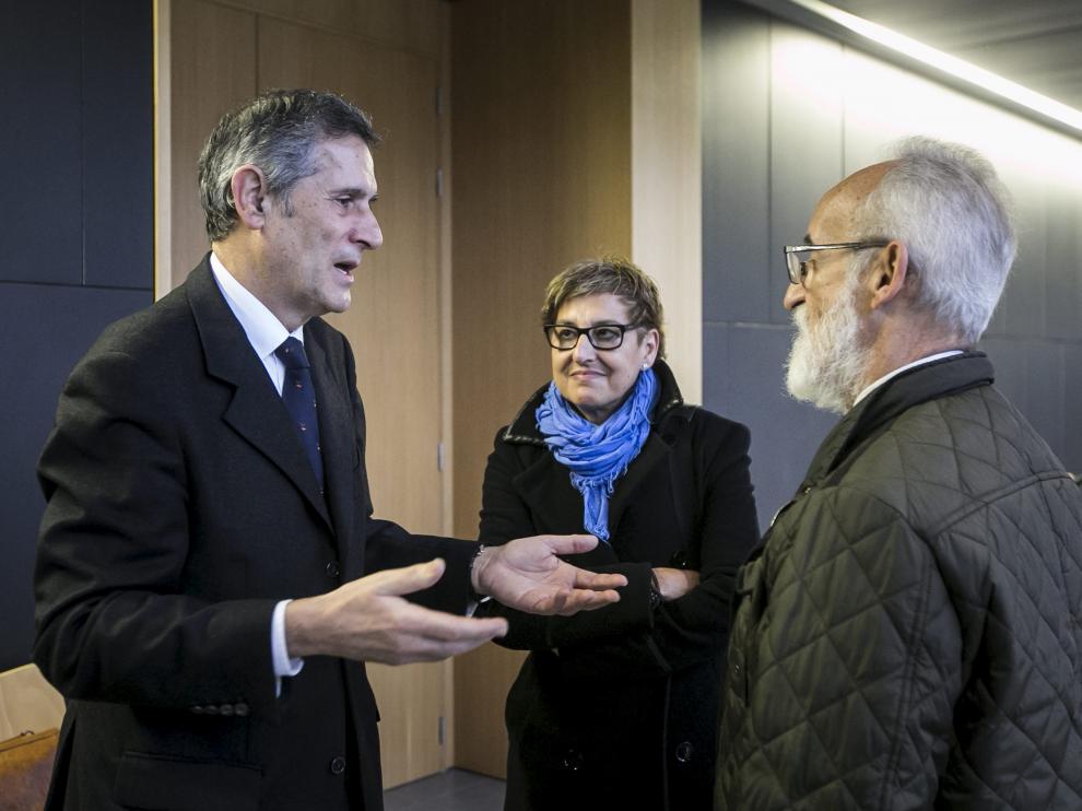 El abogado Javier Hernández (izda.), habla con Mariví Pinilla y el arquitecto Francisco Núñez.
