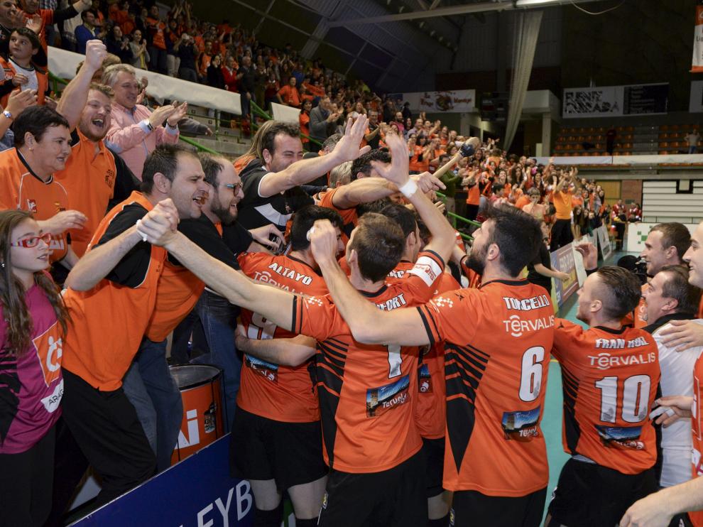 Los jugadores del CAI Teruel celebran con los aficionados el triunfo del pasado miércoles ante el Cannes.