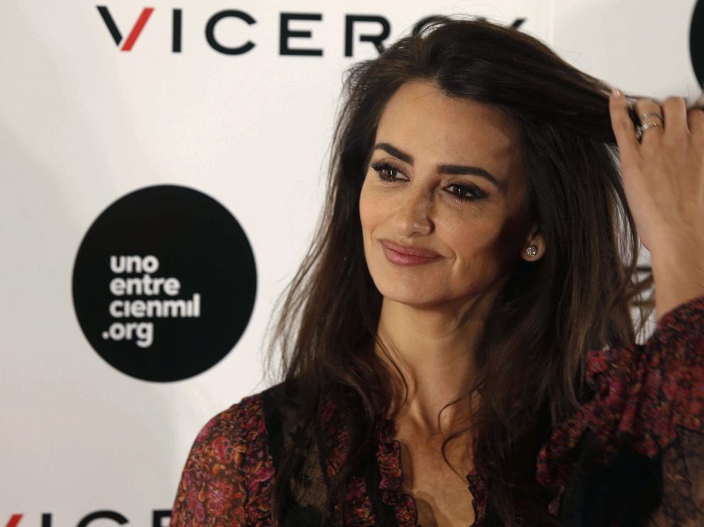 La actriz Penélope Cruz, posa durante la presentación de "Soy Uno entre Cien Mil", el documental sobre niños enfermos de leucemia