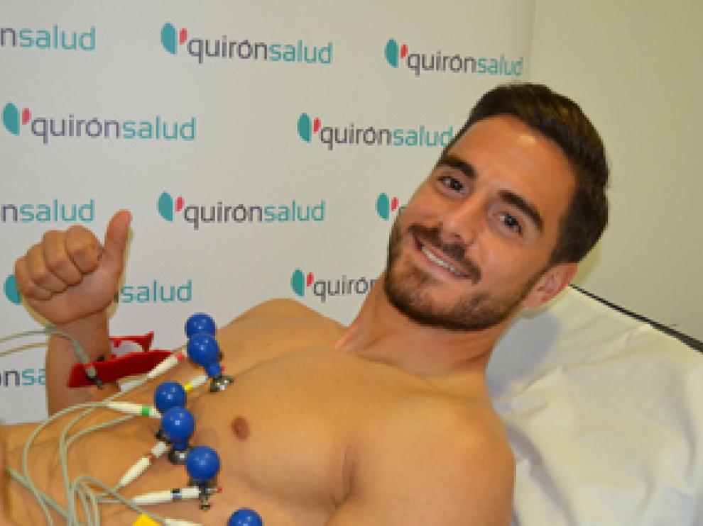 Javi Ros, pasando el reconocimiento médico.