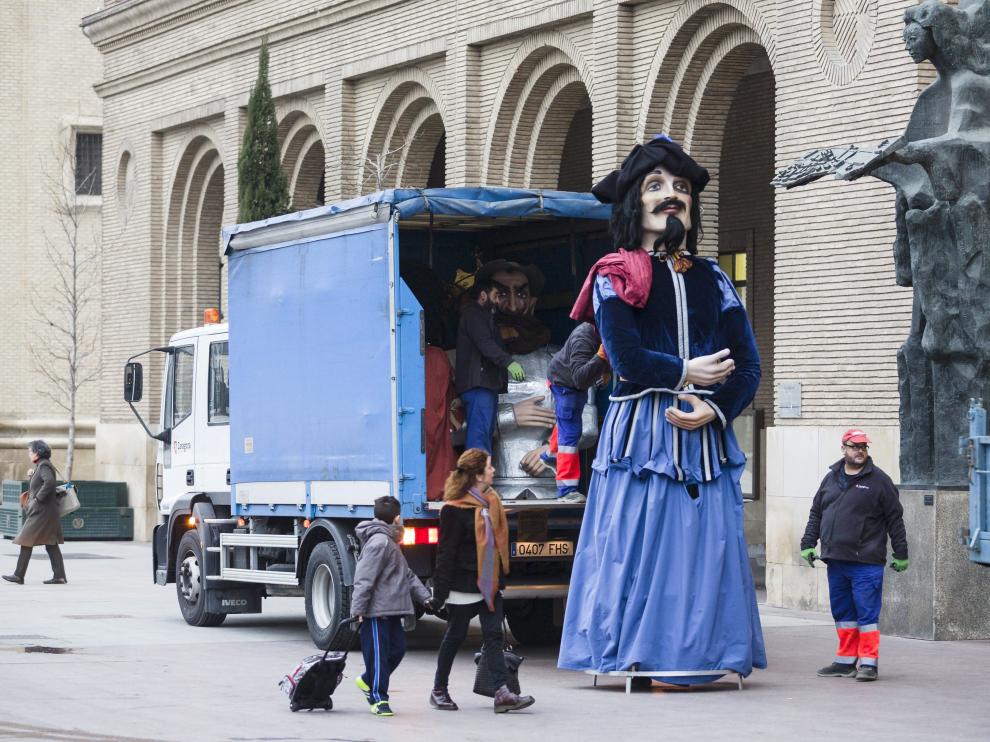 Los gigantes y los cabezudos ya aguardan en el vestíbulo del Ayuntamiento.