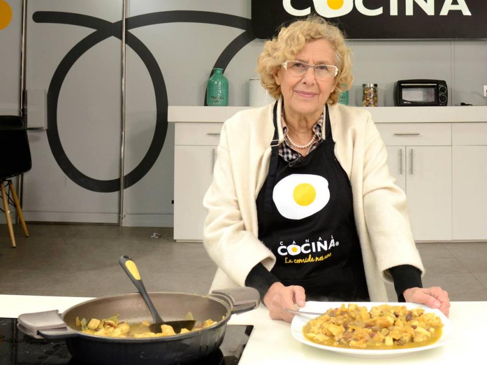 Carmena cocina pollo al curry en televisión