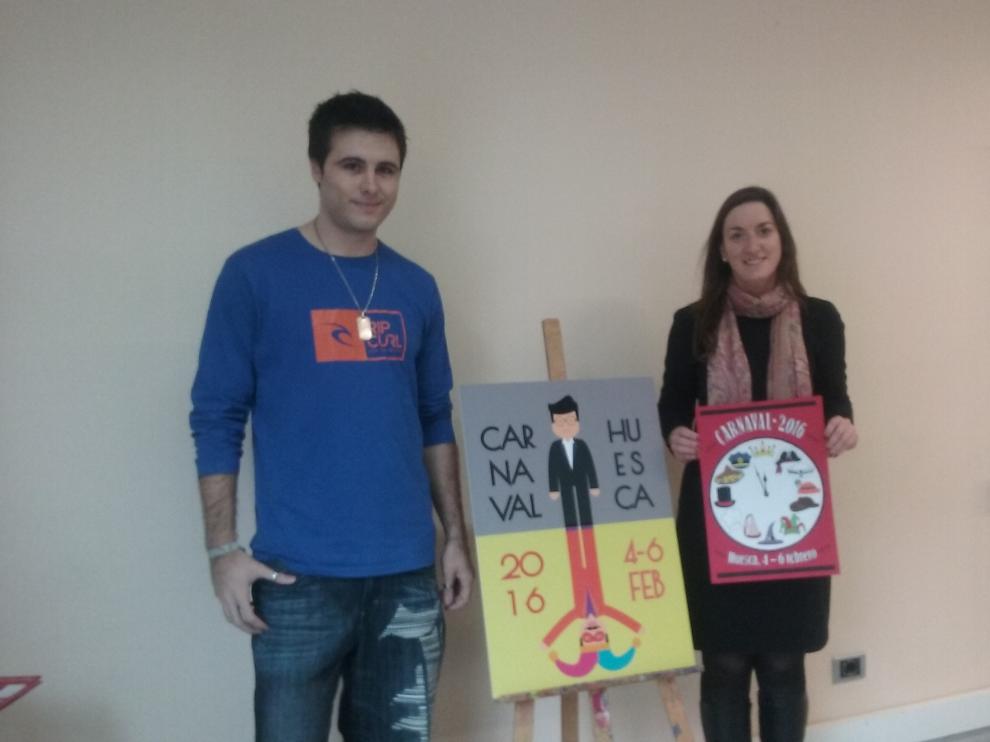 Jorge Fuentes, autor del cartel de Carnaval, y María Rodrigo, concejal de Fiestas del Ayuntamiento de Huesca