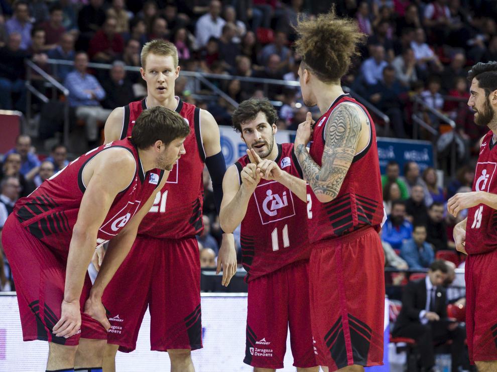 Tomás Bellas aprovecha una pausa del juego para dar indicaciones a Isaac Fotu, ante la presencia de Kravtsov (i), Benzing y Sastre.