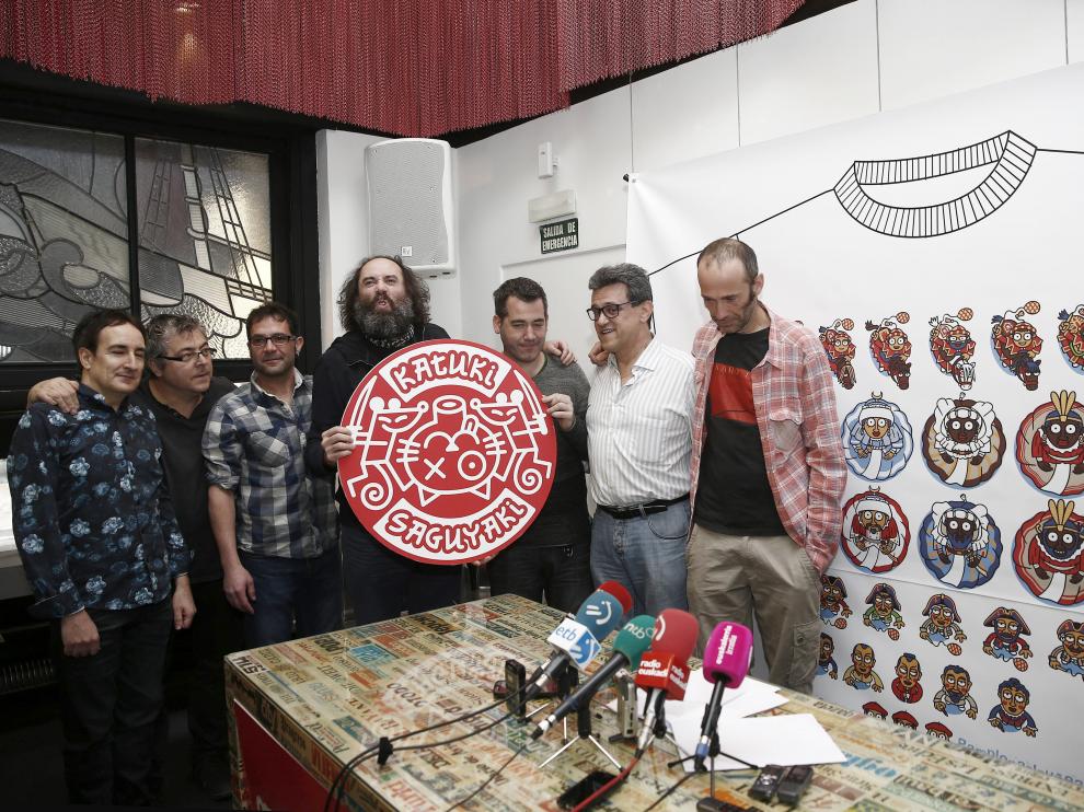 "Katuki Saguyaki", una expresión que combina el euskera y el japonés, es la nueva marca creada por Mikel Urmeneta (c), exdirector artístico de la empresa Kukuxumusu