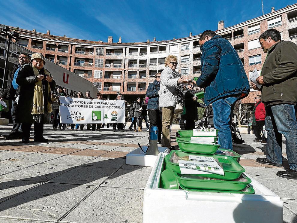 Cunicultores aragoneses en una protesta en noviembre en la que repartieron carne de conejo.